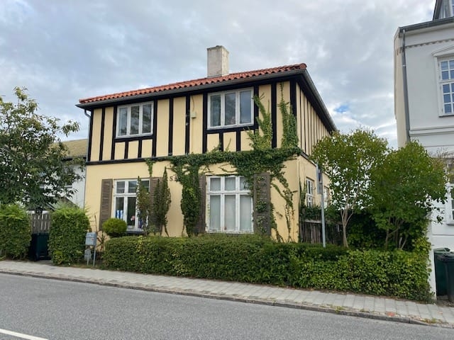 Taarbæk Strandvej 140, 2930 Klampenborg
